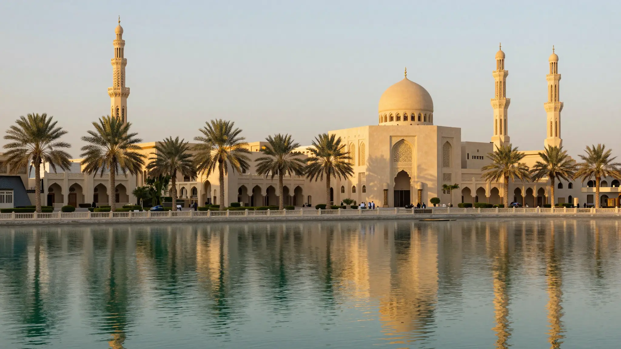 منظر بانورامي لمدينة الشارقة عاصمة الثقافة في الإمارات مع المسجد والواجهة البحرية عند الغروب